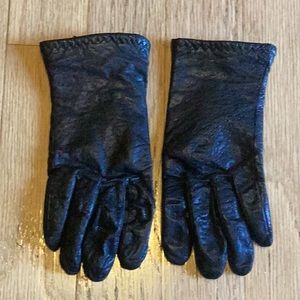 Black faux leather dress gloves size large.  EUC. Look like new.